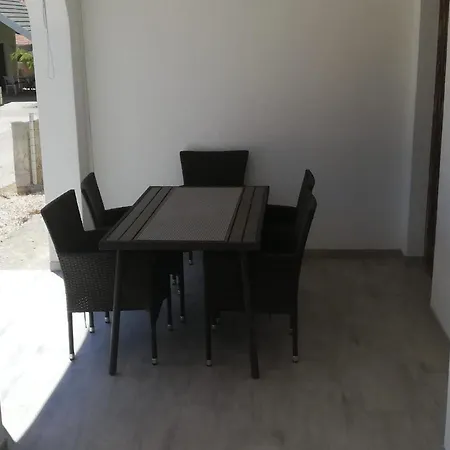 Leo Apartment