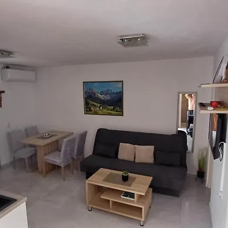 Leo Apartment Vir