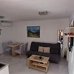 Leo Apartment Vir