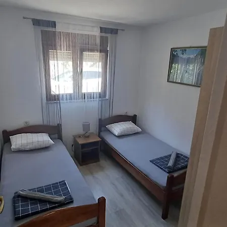 Leo Apartman Vir