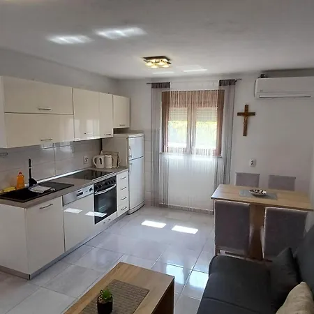 Leo Apartman *